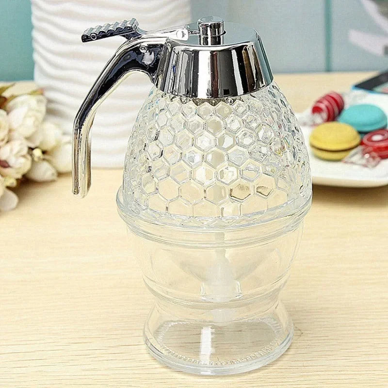 Elegant honey jar with a creative press dispenser, designed for easy, mess-free serving. Perfect for drizzling honey over tea, toast, or desserts.