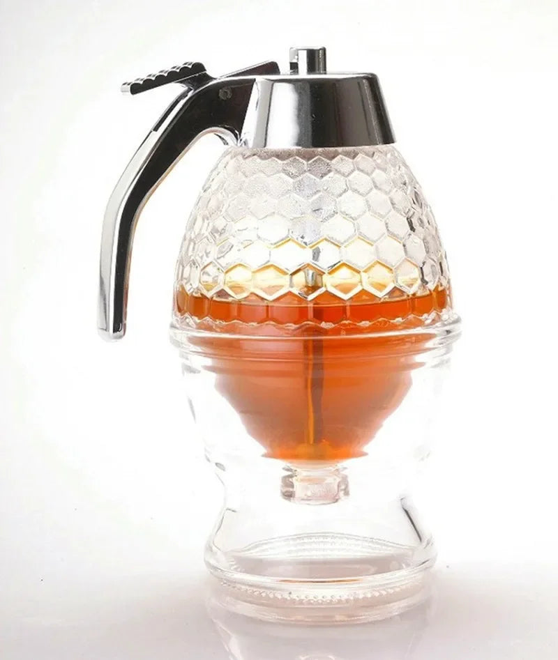 Elegant honey jar with a creative press dispenser, designed for easy, mess-free serving. Perfect for drizzling honey over tea, toast, or desserts.