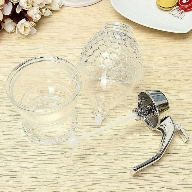 Elegant honey jar with a creative press dispenser, designed for easy, mess-free serving. Perfect for drizzling honey over tea, toast, or desserts.