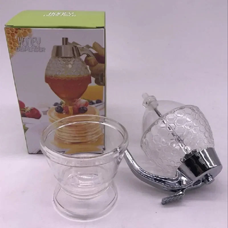 Elegant honey jar with a creative press dispenser, designed for easy, mess-free serving. Perfect for drizzling honey over tea, toast, or desserts.