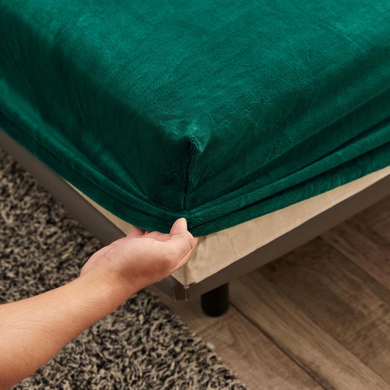 A fitted sheet with elastic edges designed to snugly cover a mattress, ensuring a smooth and secure fit that prevents shifting during use. Made from soft, breathable fabric, this sheet enhances sleeping comfort while protecting the mattress from dust and stains