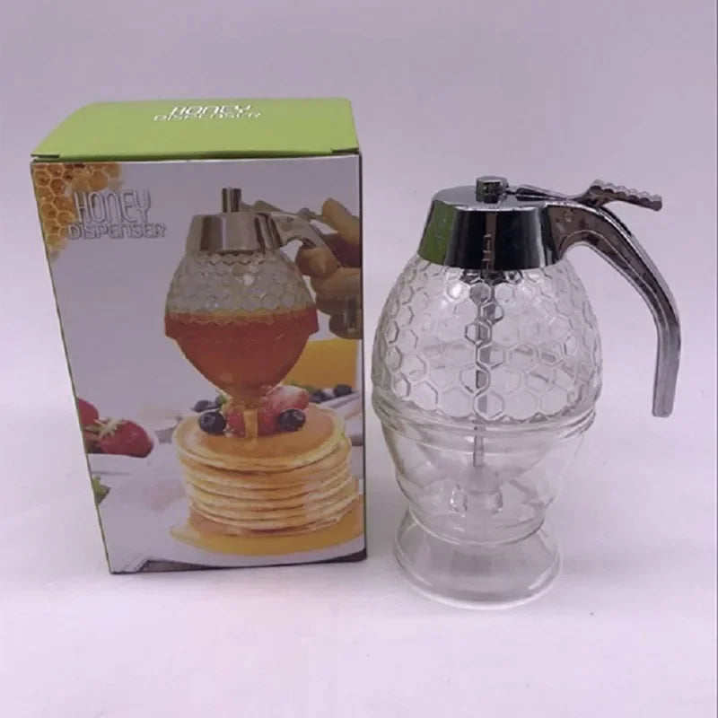 Elegant honey jar with a creative press dispenser, designed for easy, mess-free serving. Perfect for drizzling honey over tea, toast, or desserts.