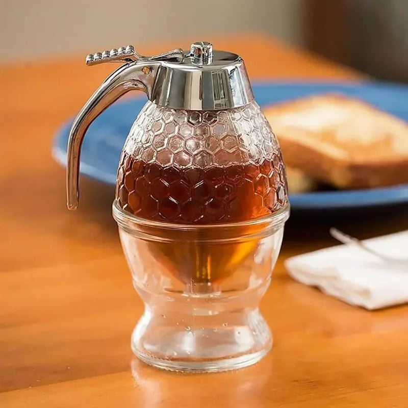 Elegant honey jar with a creative press dispenser, designed for easy, mess-free serving. Perfect for drizzling honey over tea, toast, or desserts.