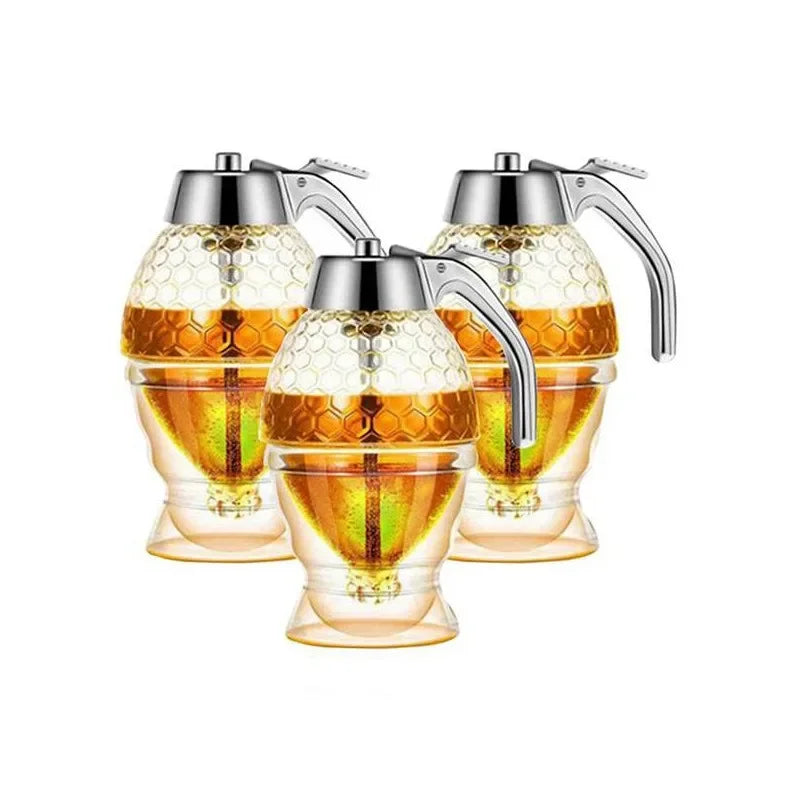 Elegant honey jar with a creative press dispenser, designed for easy, mess-free serving. Perfect for drizzling honey over tea, toast, or desserts.