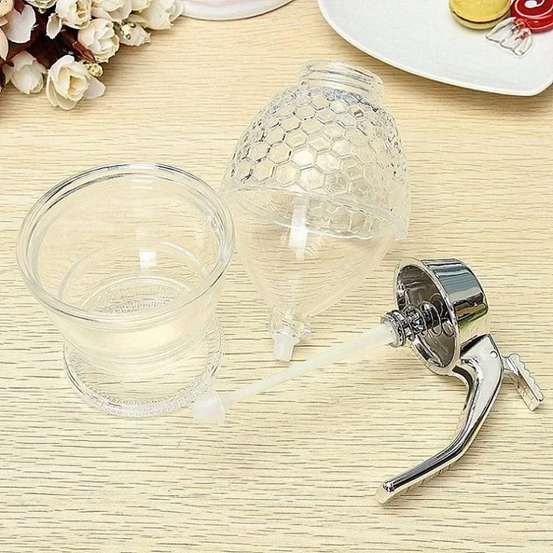 Elegant honey jar with a creative press dispenser, designed for easy, mess-free serving. Perfect for drizzling honey over tea, toast, or desserts.