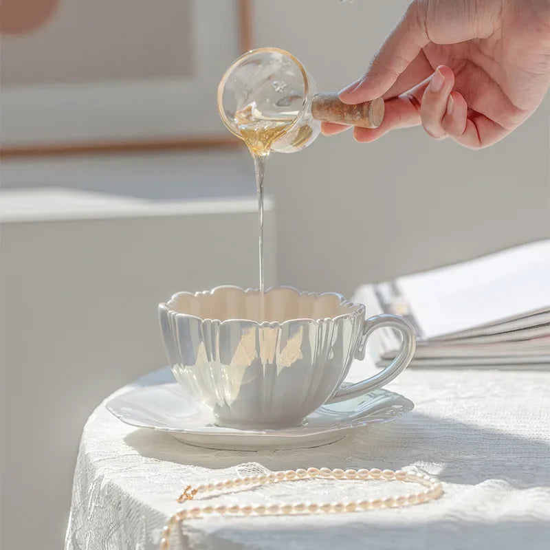 Taza de cerámica con pétalos