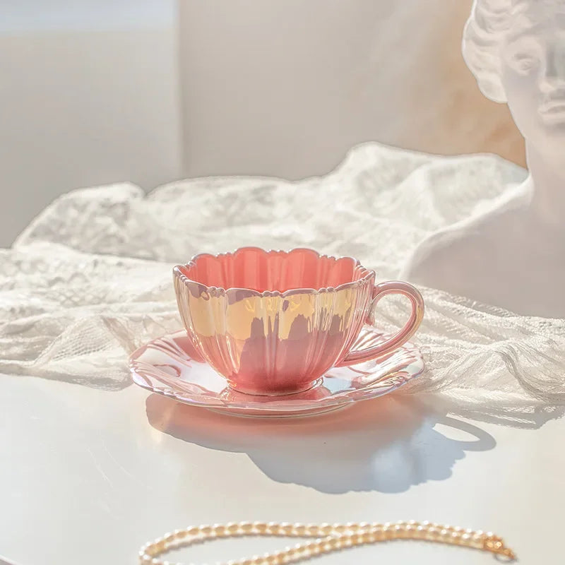 Taza de cerámica con pétalos