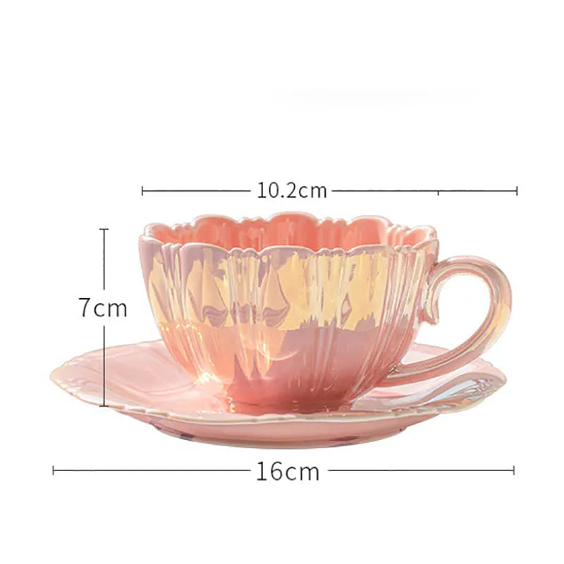 Taza de cerámica con pétalos
