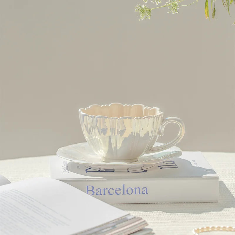 Taza de cerámica con pétalos