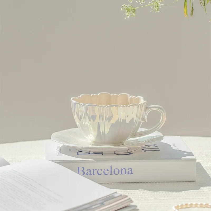 Taza de cerámica con pétalos