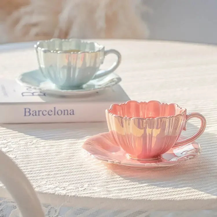 Taza de cerámica con pétalos