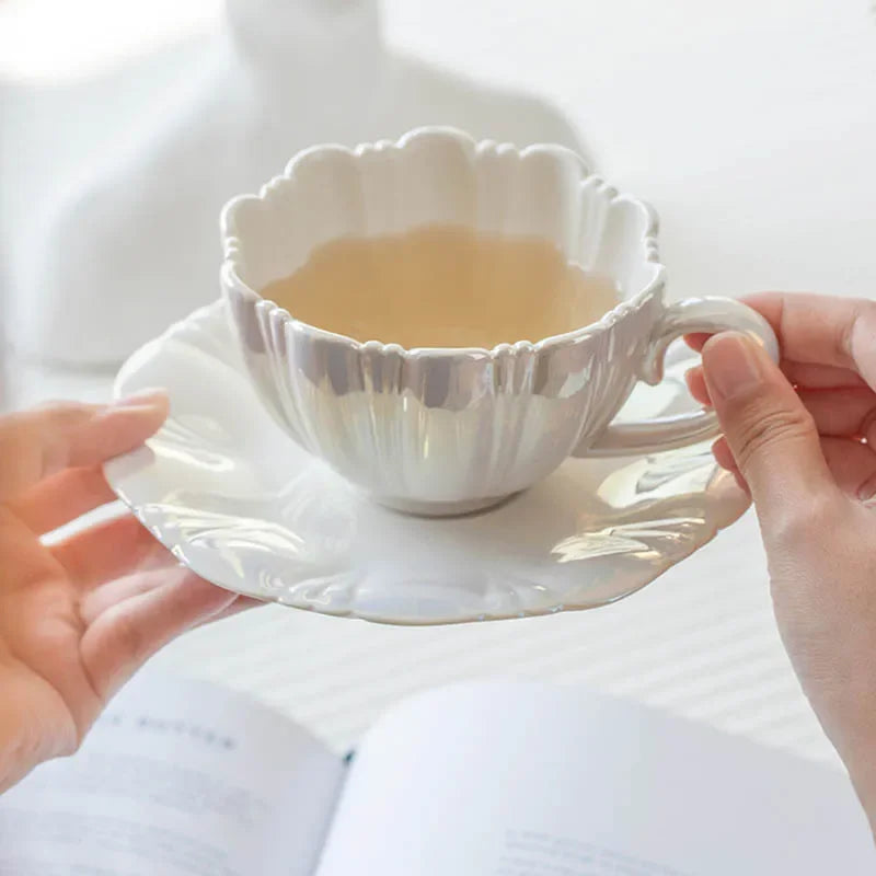 Taza de cerámica con pétalos
