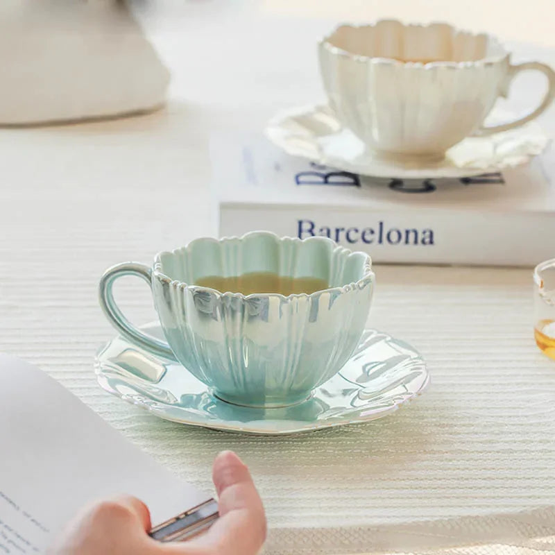 Taza de cerámica con pétalos