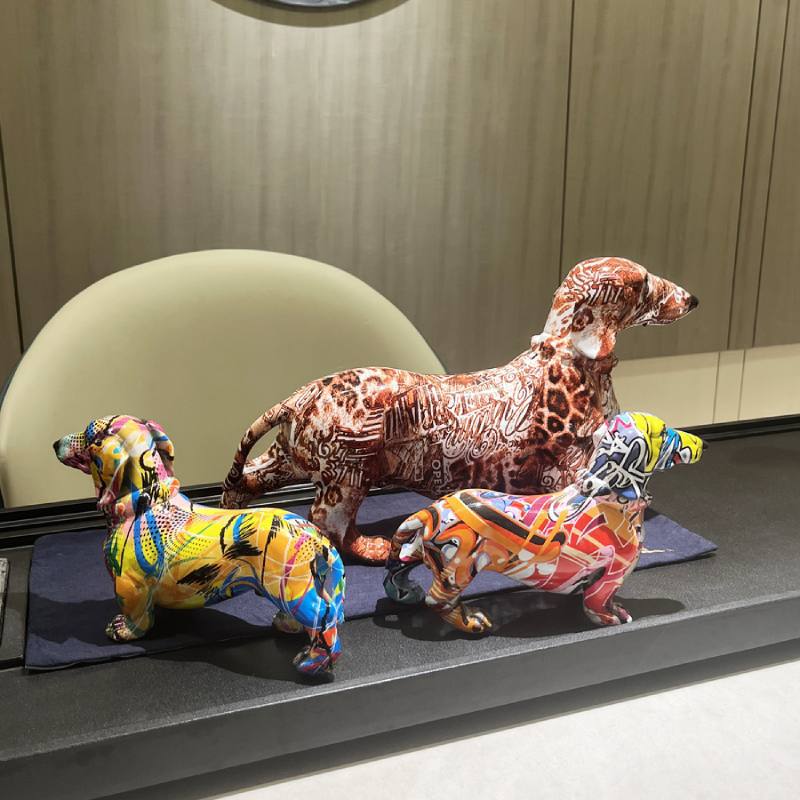 Figura de perro salchicha de colores