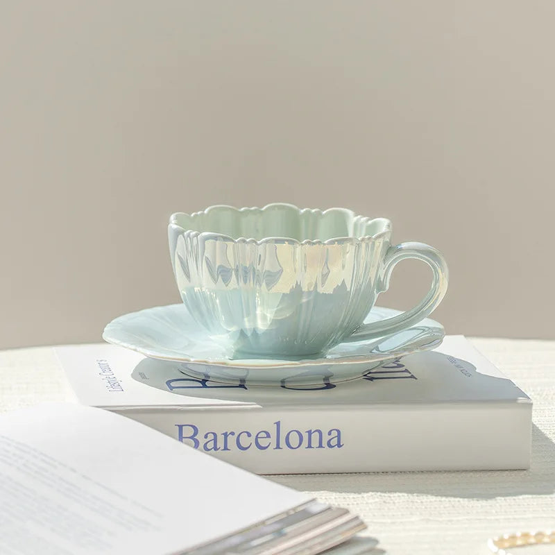 Taza de cerámica con pétalos