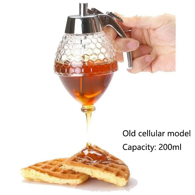 Elegant honey jar with a creative press dispenser, designed for easy, mess-free serving. Perfect for drizzling honey over tea, toast, or desserts.