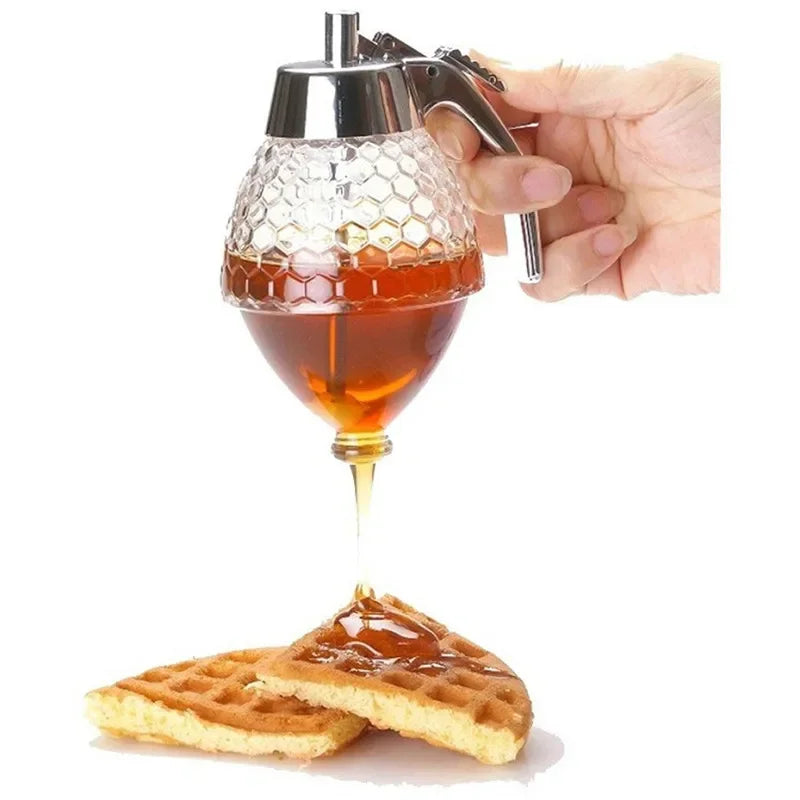 Elegant honey jar with a creative press dispenser, designed for easy, mess-free serving. Perfect for drizzling honey over tea, toast, or desserts.